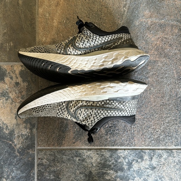 Nike Flyknit React Running Shoes - Picture 4 of 8